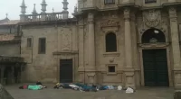  Un grupo de peregrinos amanece durmiendo delante de la Catedral