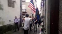  Un vecino de la zona vieja compostelana se encara con unos peregrinos