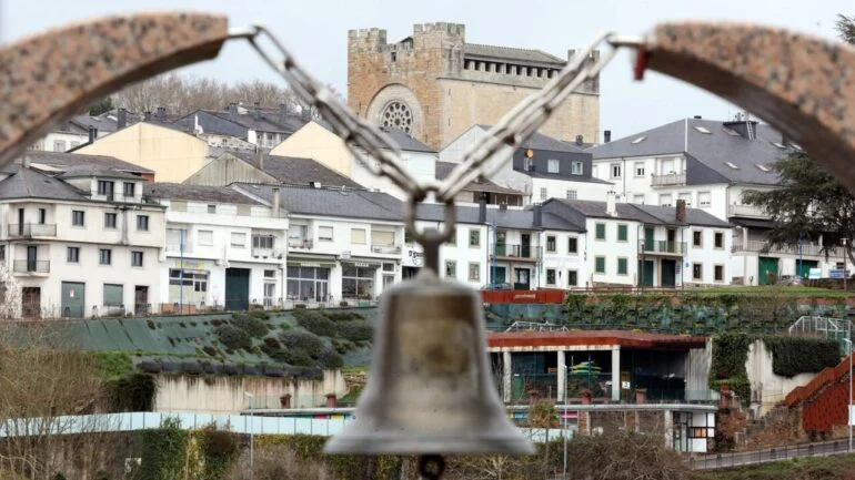 Une ville magique sous l'eau sur le Camino de Santiago