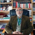 Antón Pombo presenta la primera guía del Camino de la Ría de Muros Noia