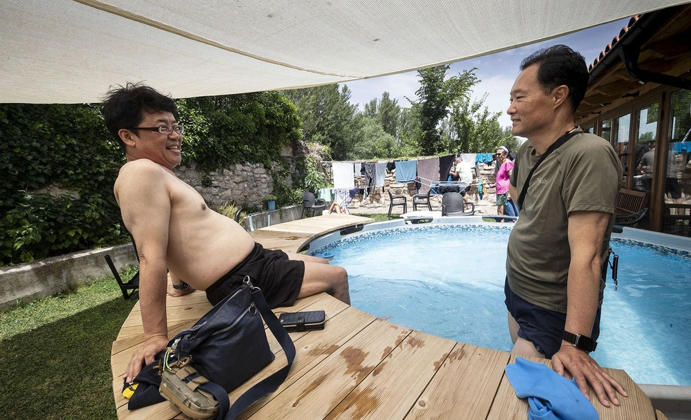 Peregrinos disfrutando de la piscina