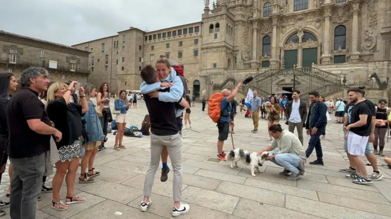 Peregrinos Convierten la Meta del Camino en el Altar de un Amor Épico