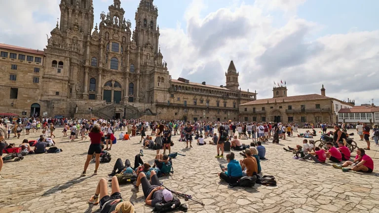El auge del Camino de Santiago satura Compostela y expulsa a sus vecinos