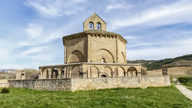 Santa María de Eunate: el templo que susurra al viento