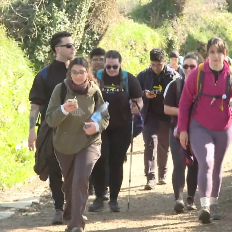 jovenes con el móvil en el Camino