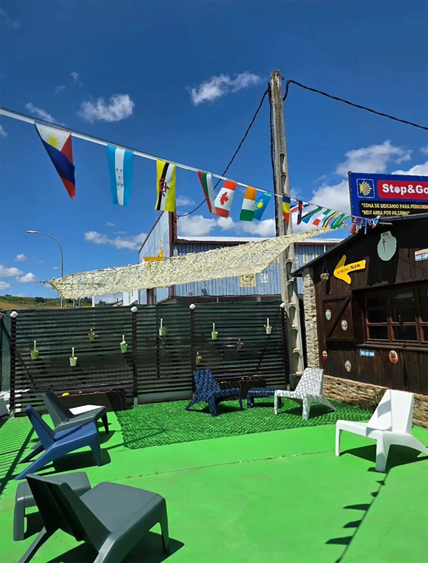 Nueva terraza en el Camino Francés en Cacabelos