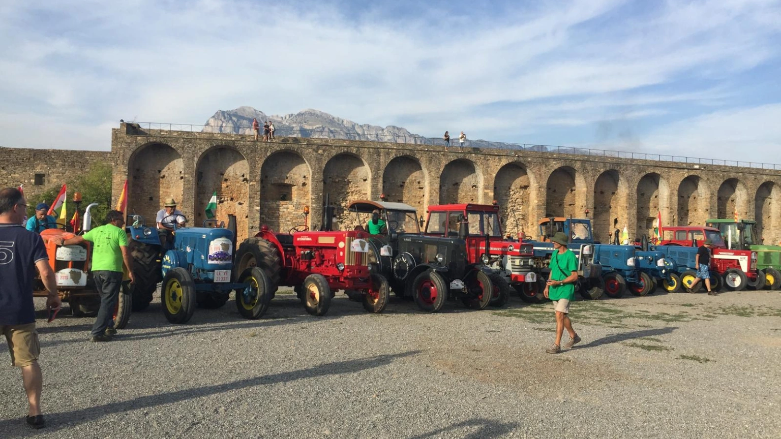 11 amigos, 9 tractores y un sueño en el Camino