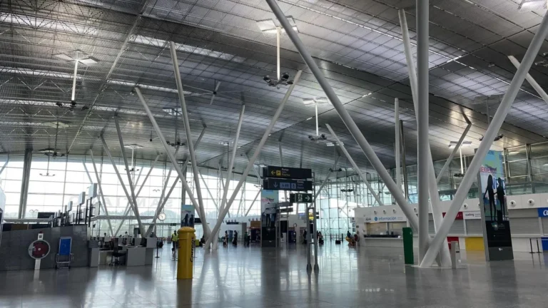 ¡URGENTE, PEREGRINOS! Aeropuerto de Santiago cerrado en 2026
