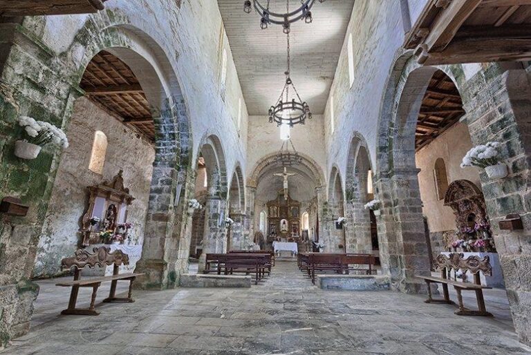 Il tesoro nascosto del Cammino Primitivo: sculture e pale d'altare
