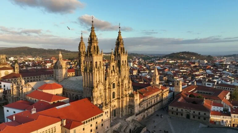Santiago de Compostelako katedral ospetsuaren aireko ikuspegia. Bidaia helmuga Espainia iparraldean Done Jakue Bidea. Espainia