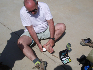 PEREGRINO CUIDANDOSE LOS PIES