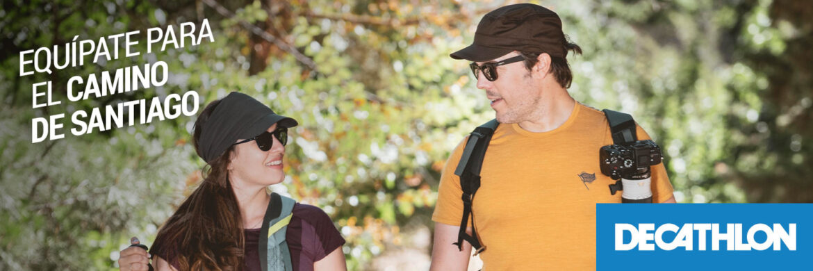 Two hikers with backpacks and sunglasses walk in a sunny forest; Spanish slogan reads 'Equipáte para el Camino de Santiago' with a Decathlon logo in the corner.