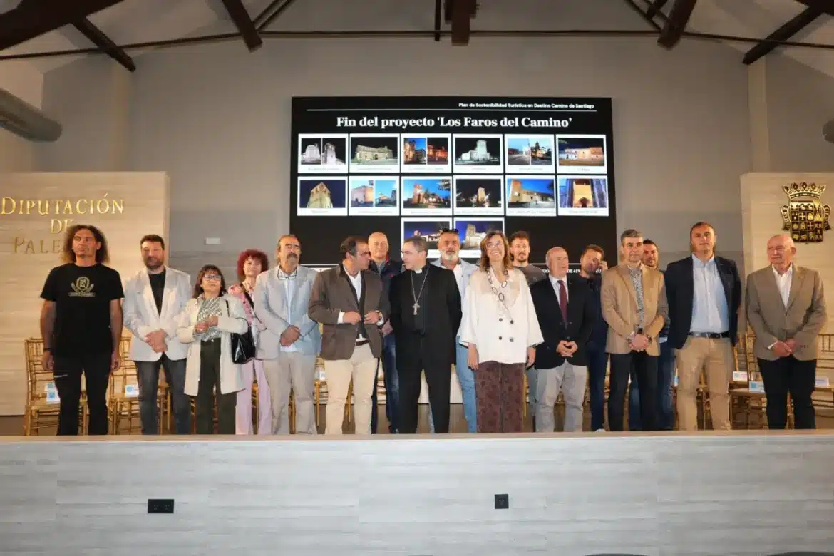 Group of about 18 people on a stage in a conference hall, in front of a screen that reads 'Fin del proyecto Los Faros del Camino'. Left shows 'DIPUTACIÓN DE PALENCIA'.