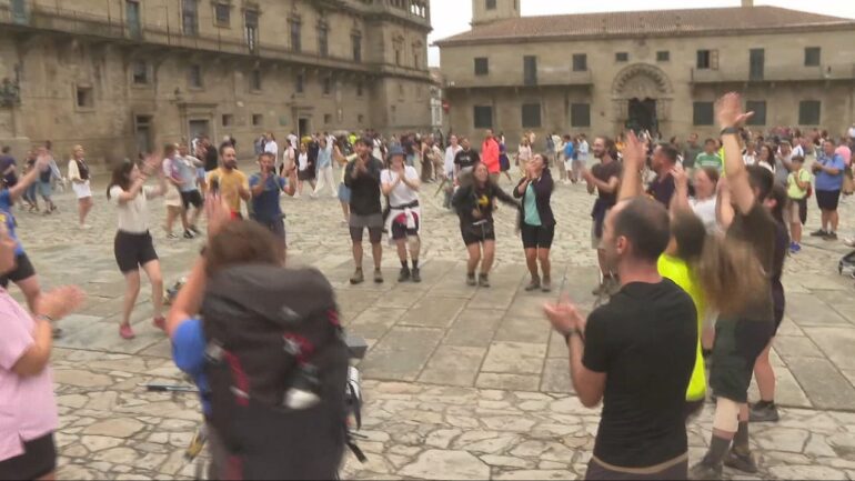 PEREGRINOS CANTANDO EN EL OBRADOIRO