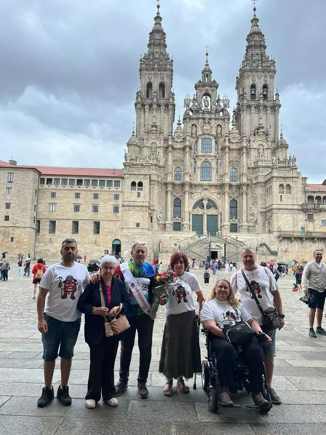 Con dos prótesis de rodilla hasta Santiago