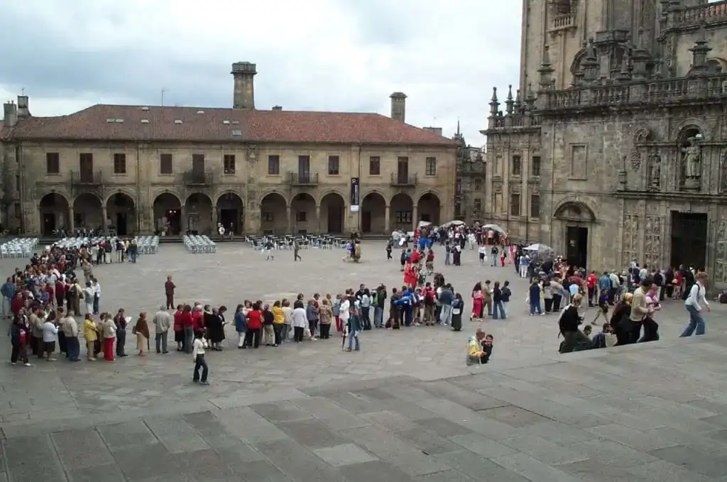 Largas-colas-en-el-acceso-por-la-Puerta-Santa-de-la-catedral-de-Santiago