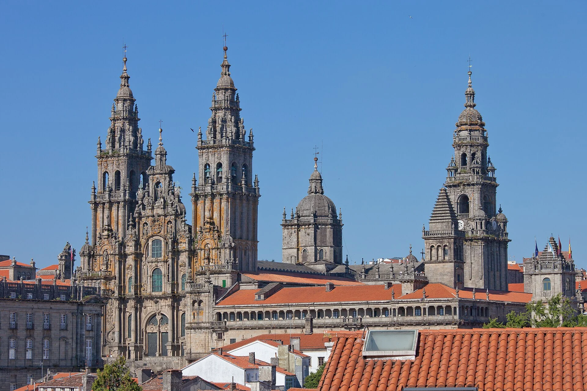 Catedral de Santiago de Compostel·la sobre les teulades de la ciutat
