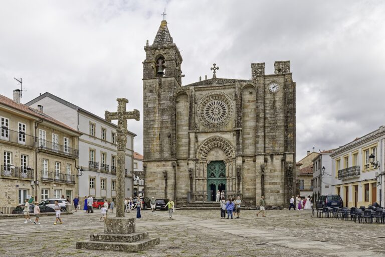 Muros-Noia ya tiene guía, obra de Antón Pombo