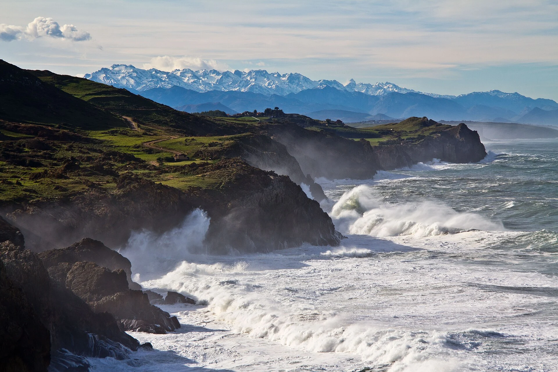 Costa de Cantabria con los Picos de Europa al fondo