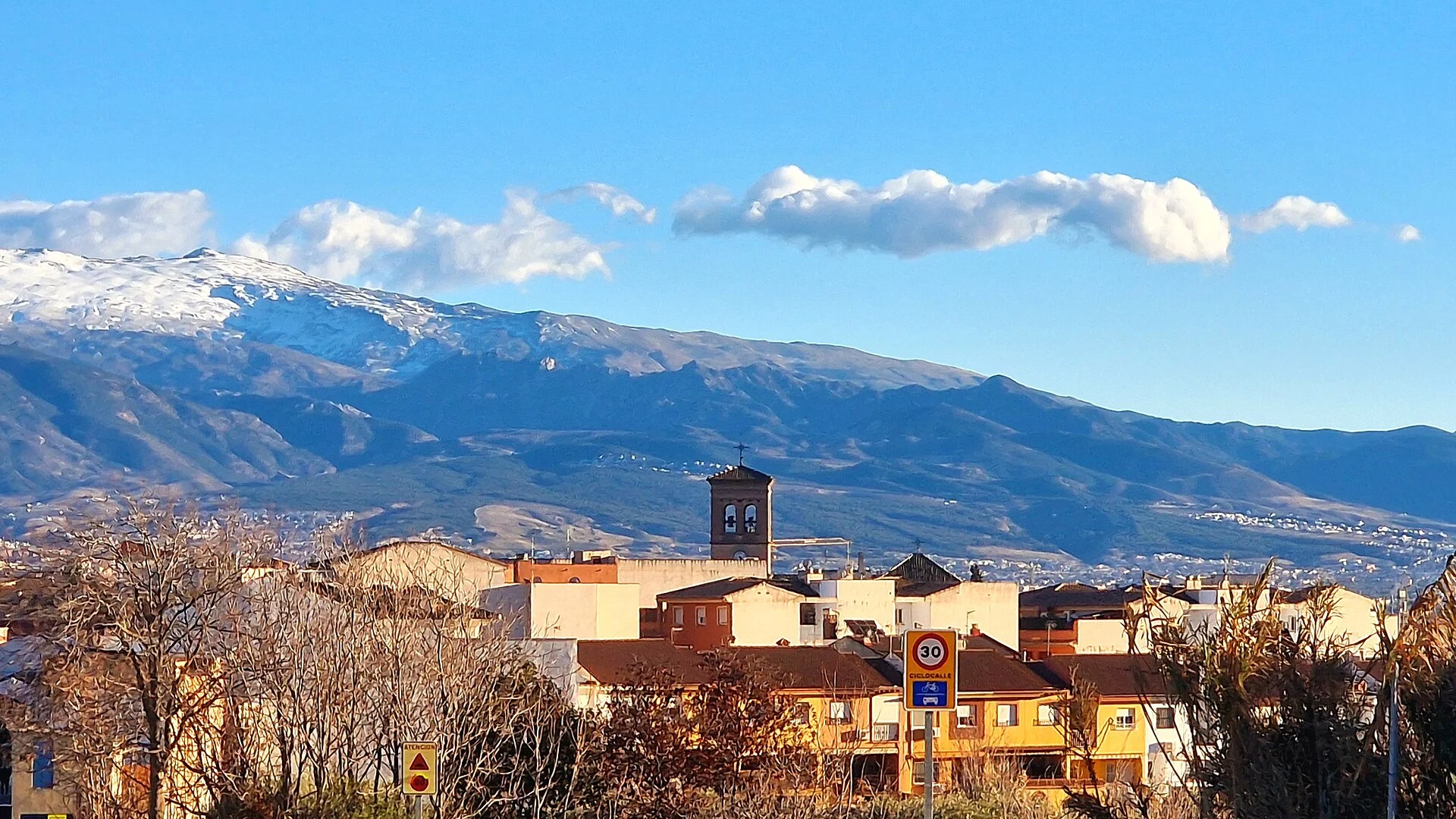 Albolote (Granada) con Sierra Nevada al fondo