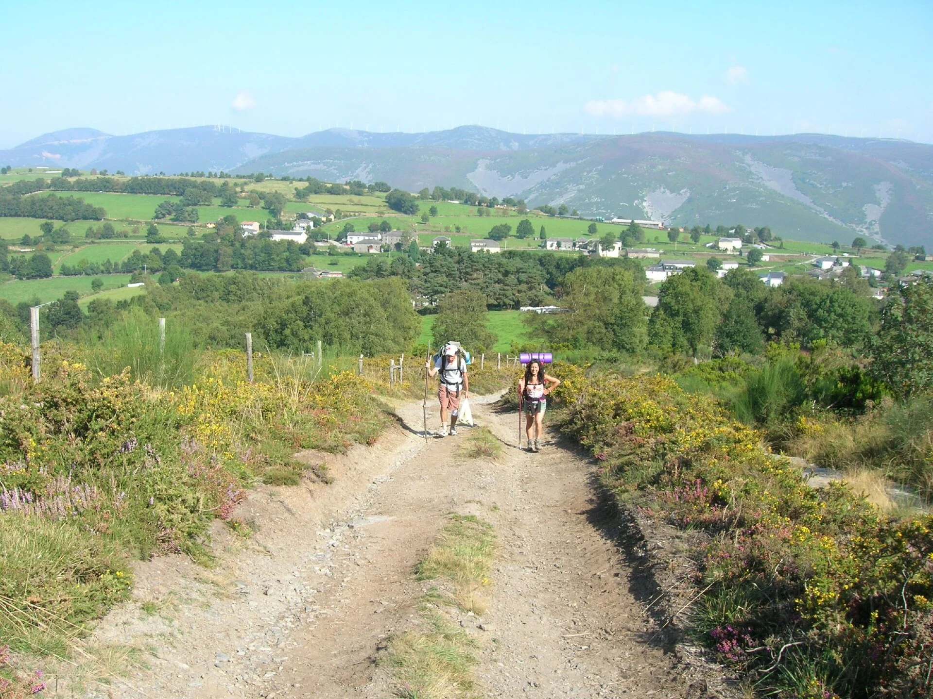 Pilger auf dem Urweg zwischen Bergen