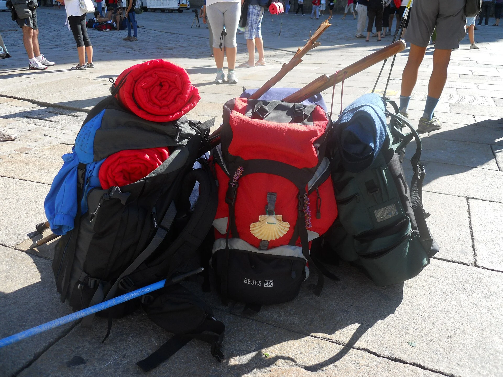 Mochilas de peregrinos apiladas en una parada del Camino de Santiago