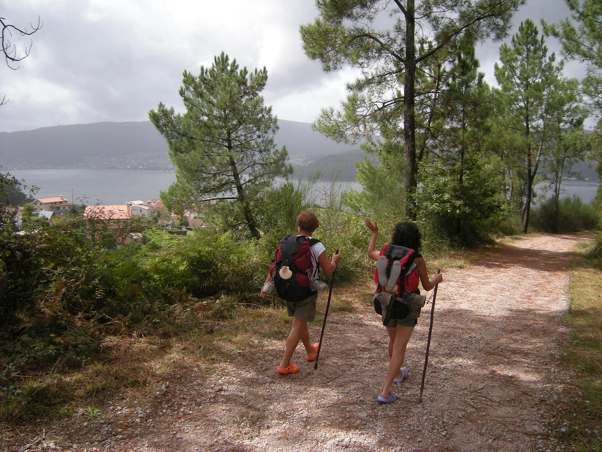 Dos pelegrins caminant junts per un corriol del Camí