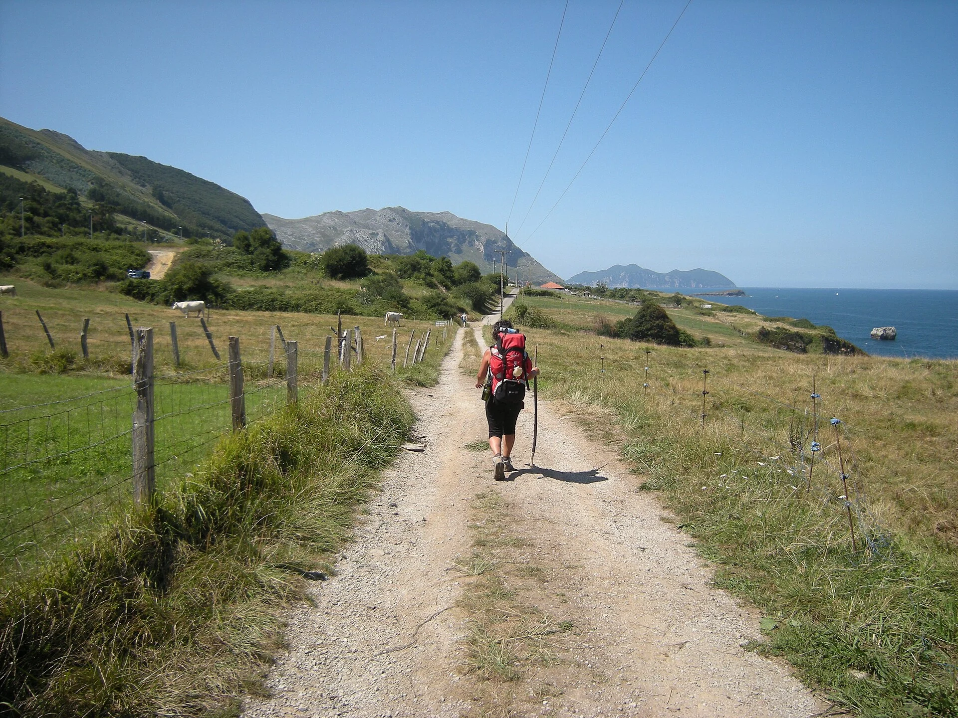 Pèlerin sur un chemin le long de la côte sur le Camino del Norte