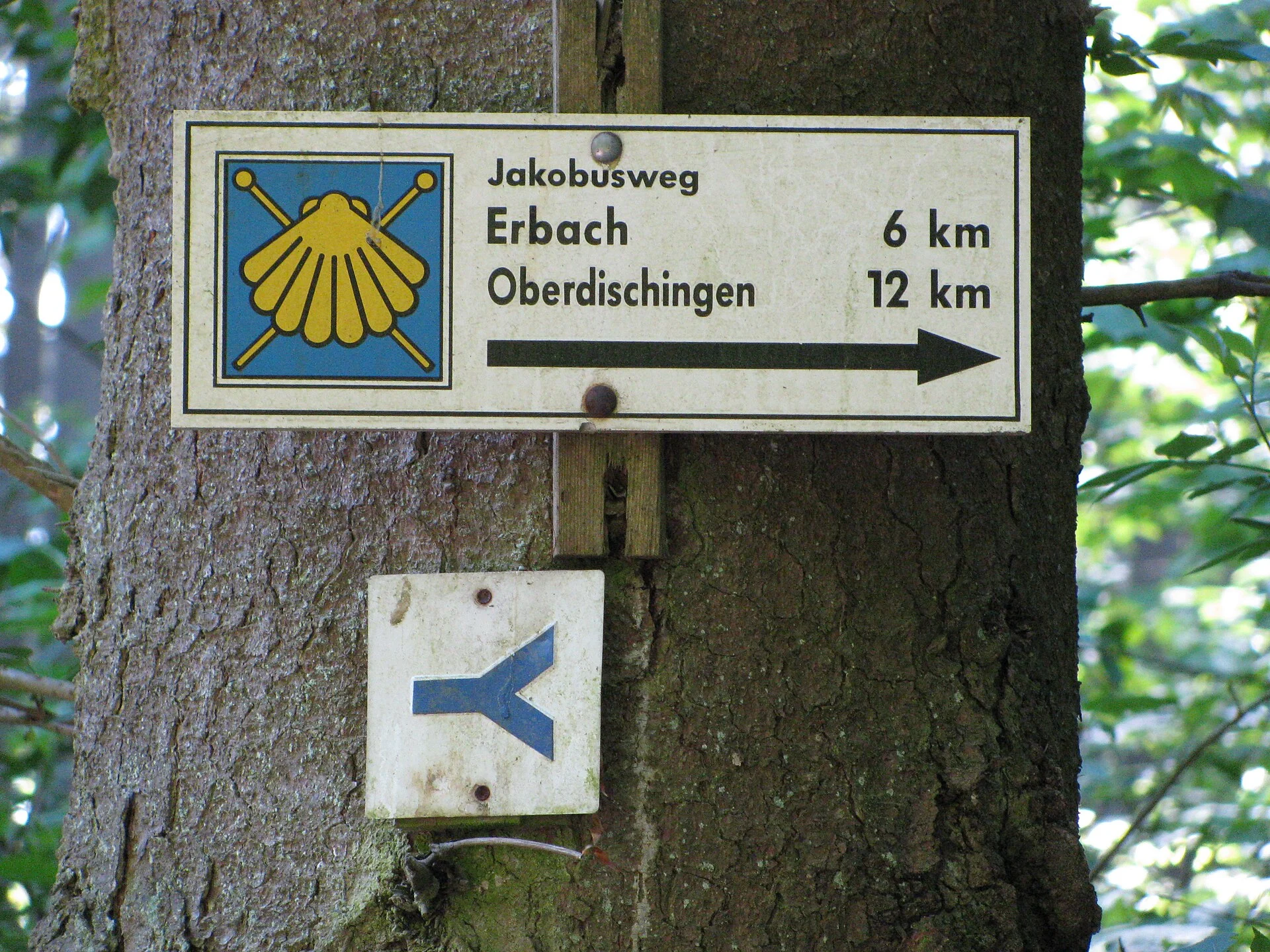 Señal del Jakobsweg con la concha del Camino en Alemania