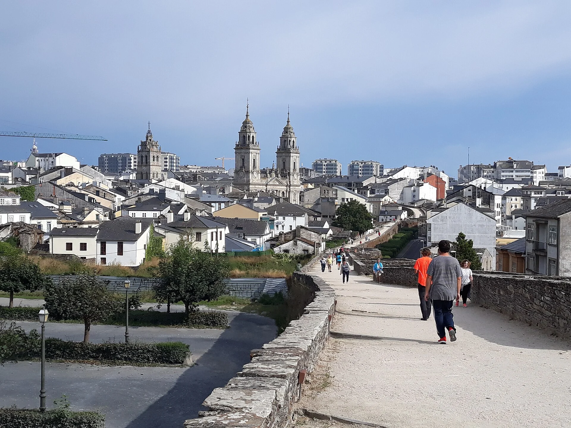 Passeig sobre la muralla romana de Lugo amb la catedral al fons