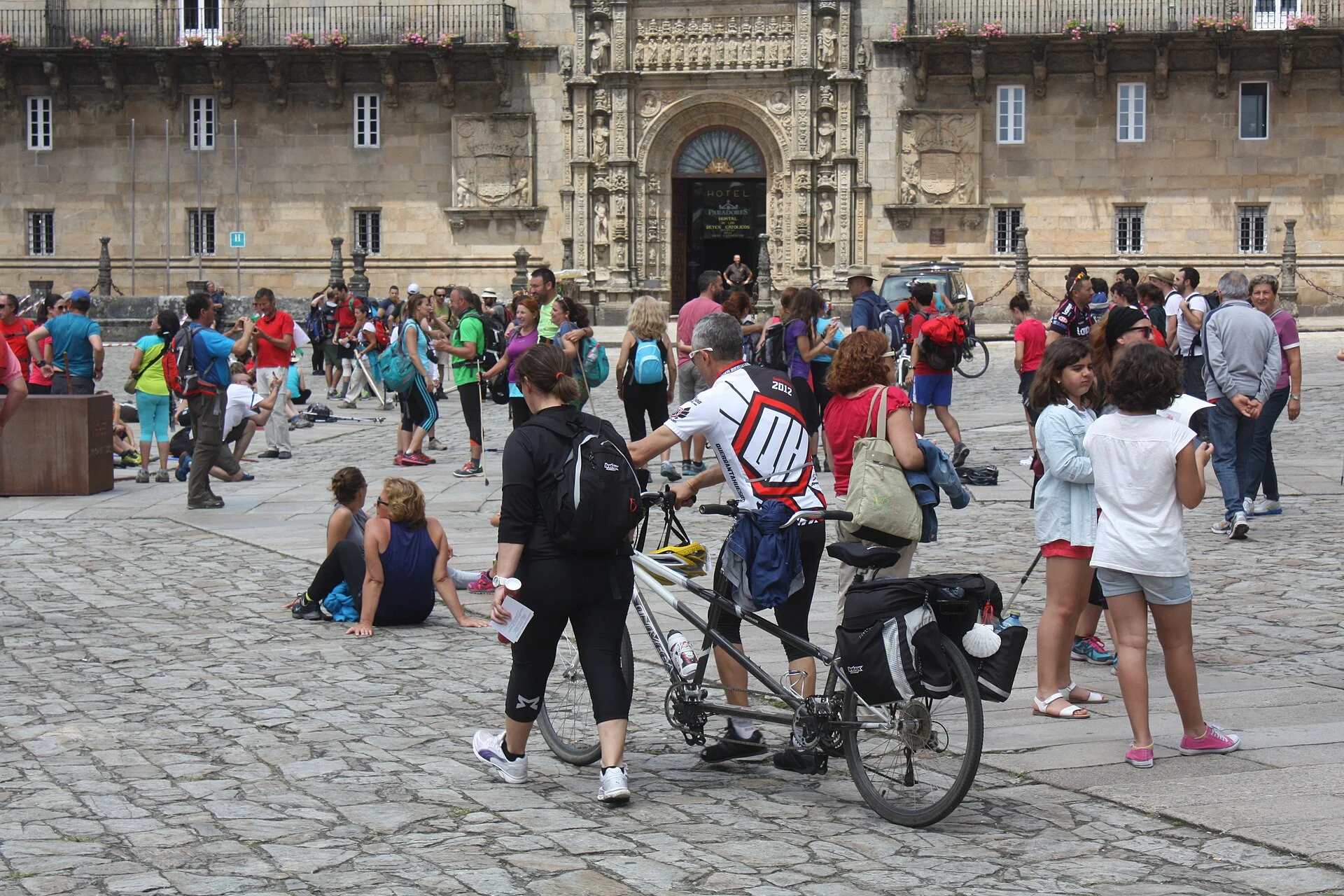 Pelegrins a la plaça de l'Obradoiro de Santiago de Compostel·la