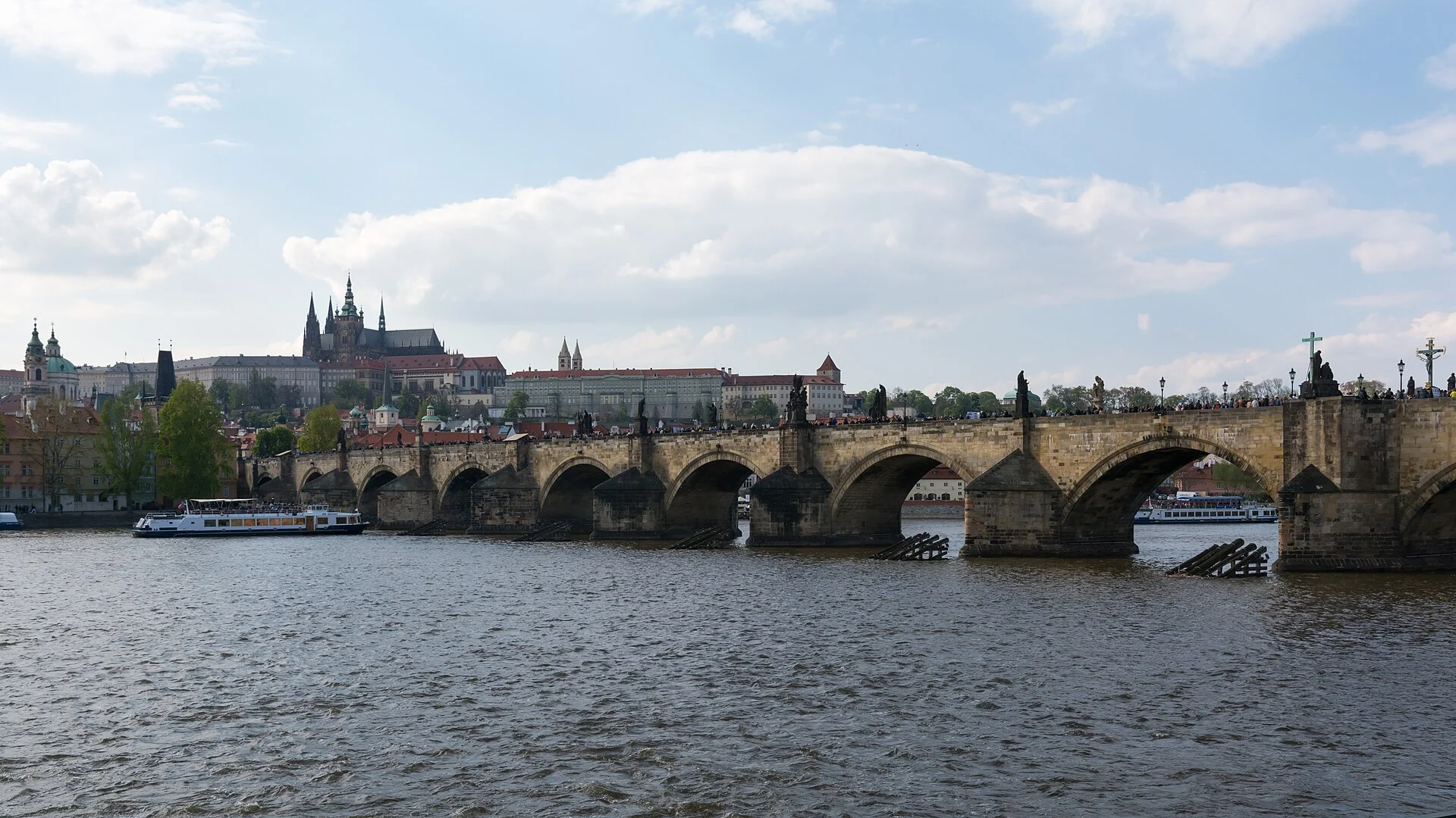 Ponte Carlos sobre o rio Vltava em Praga