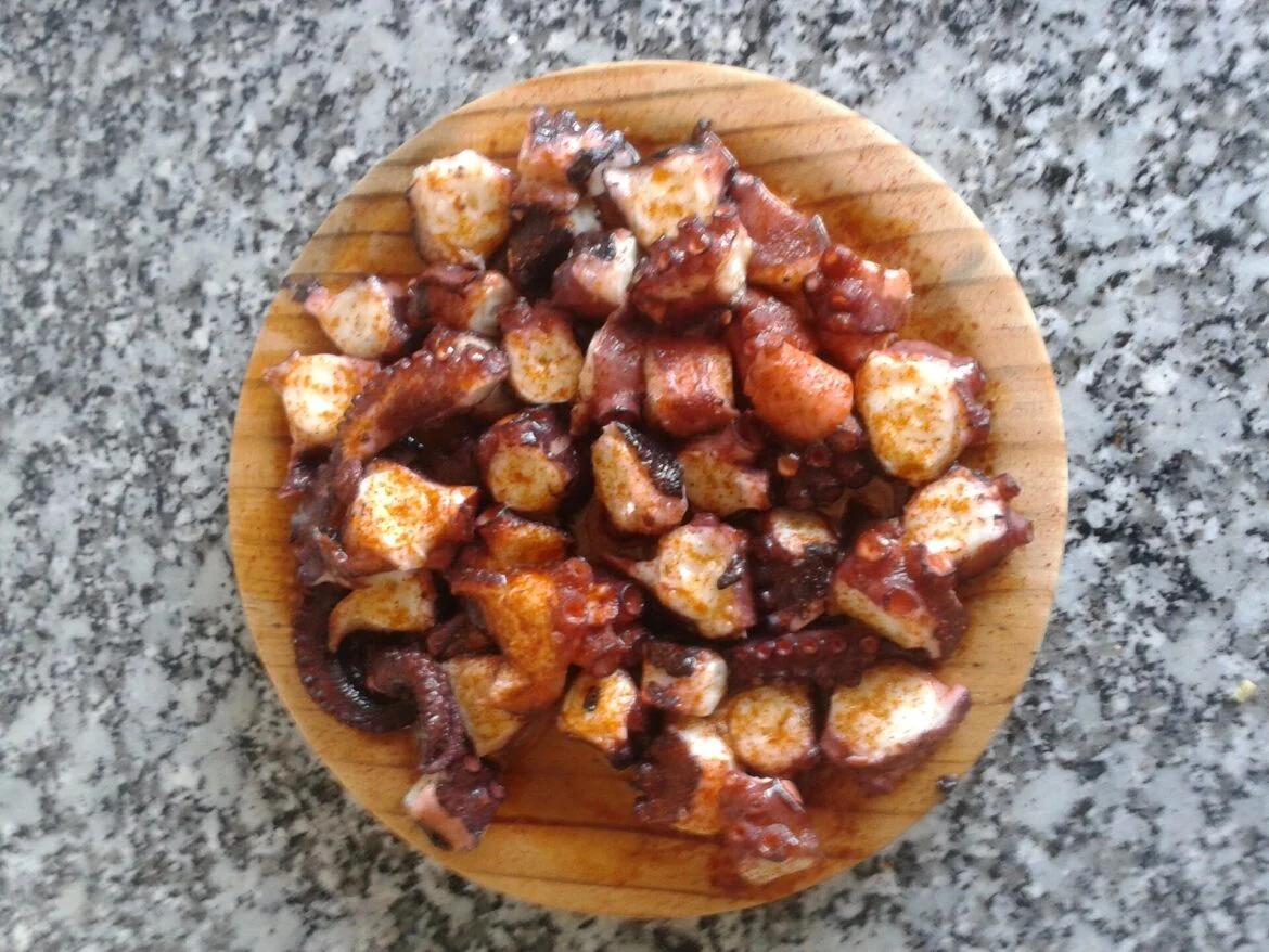 Ración de pulpo á feira servida sobre plato de madera