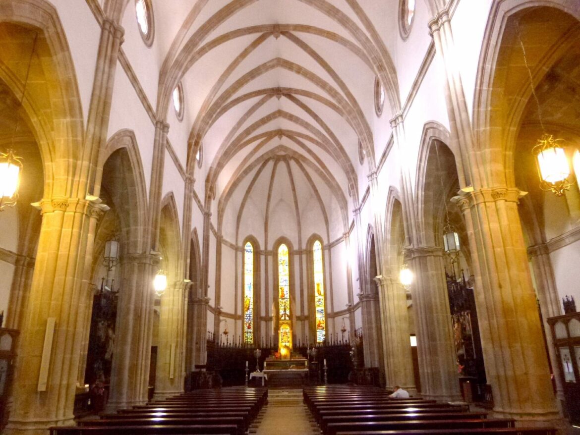 Interior de la iglesia de Santiago el Mayor de Vigo