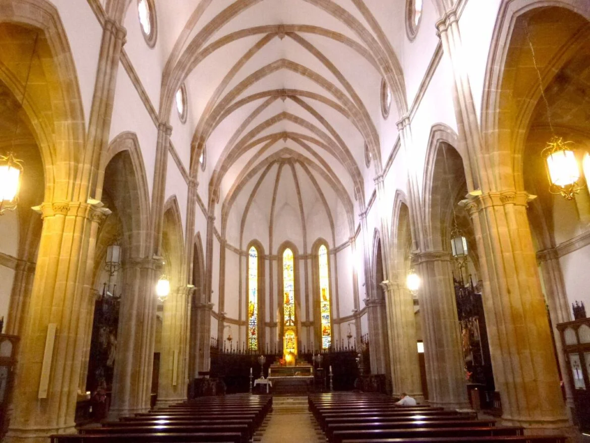 Interior de la iglesia de Santiago el Mayor de Vigo