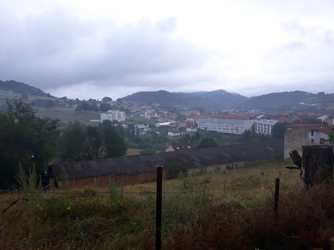 Vista de Grado (Asturias) entre montes