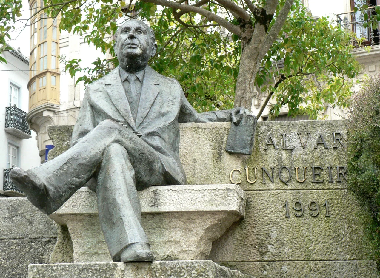Statue d'Álvaro Cunqueiro à Mondoñedo (Lugo)