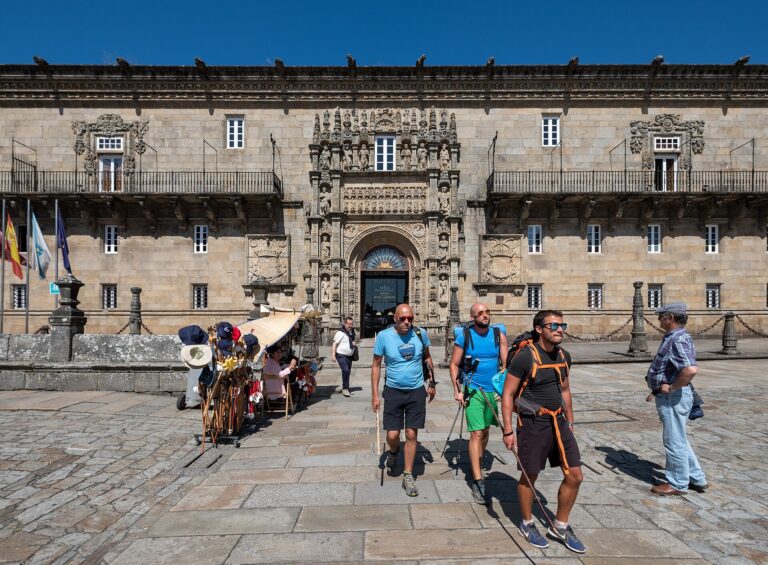 Peregrinos llegando a la Catedral de Santiago de Compostela