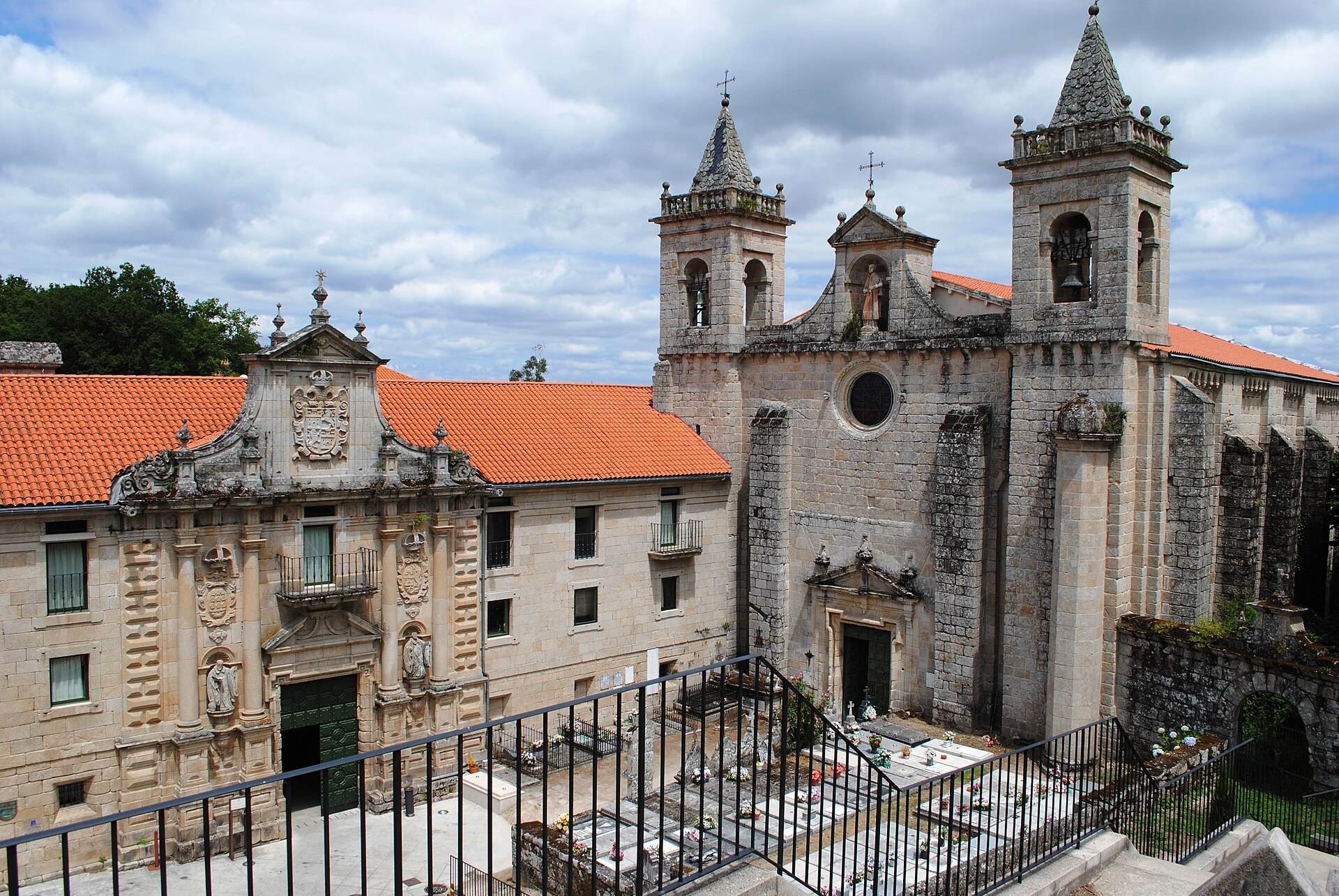 S_Estevo_de_Ribas_de_Sil,_parador_e_igrexa